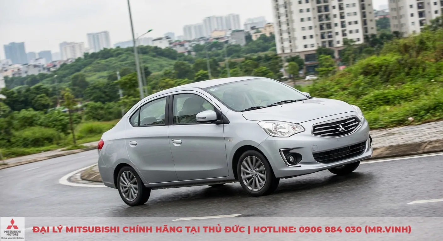 An toàn Attrage 2026: Đánh giá & dự đoán tính năng vượt trội 1 Mitsubishi Attrage màu bạc vào cua ổn định trên đường ướt, thể hiện các tính năng an toàn chủ động