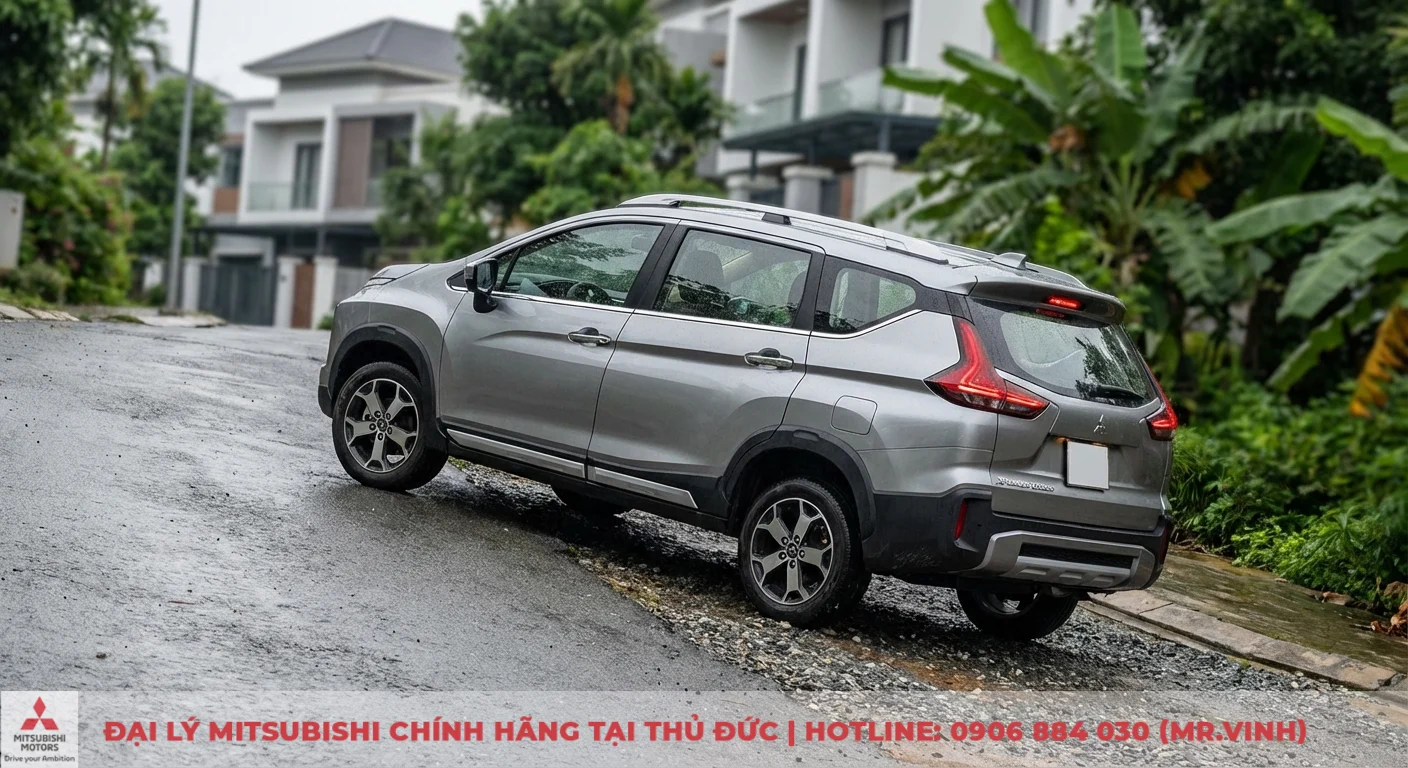 Xpander Cross 2026 vượt dốc ướt sỏi đ&aacute;, thể hiện c&ocirc;ng nghệ an to&agrave;n chủ động với hỗ trợ khởi h&agrave;nh ngang dốc v&agrave; kiểm so&aacute;t lực k&eacute;o