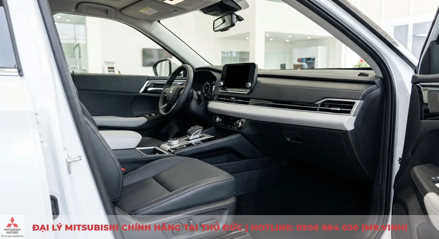 Khoang l&aacute;i xe Mitsubishi với ghế da đen, v&ocirc; lăng, m&agrave;n h&igrave;nh cảm ứng lớn v&agrave; bảng điều khiển trung t&acirc;m m&agrave;u bạc