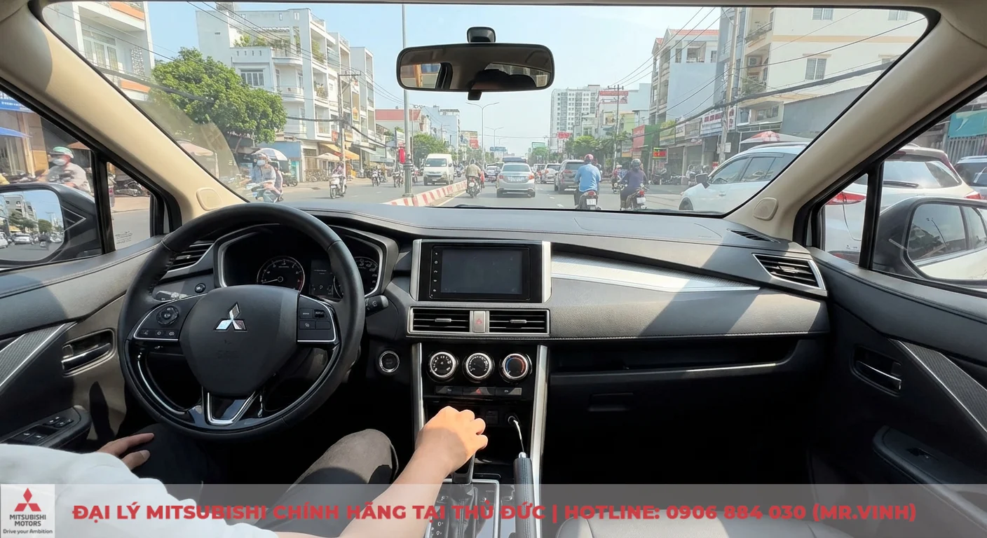 Người l&aacute;i trải nghiệm vận h&agrave;nh mượt m&agrave; của hộp số CVT Mitsubishi Attrage 2026 trong cabin xe đ&ocirc; thị