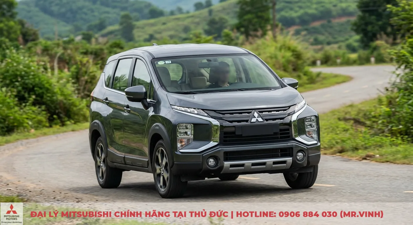 Hình ảnh Xpander Cross 2026: Cập nhật thiết kế, nội thất & ngoại thất 4 Xpander Cross màu xám vận hành ổn định trên đường quanh co, thể hiện khung gầm chắc chắn và hiệu suất động cơ MIVEC