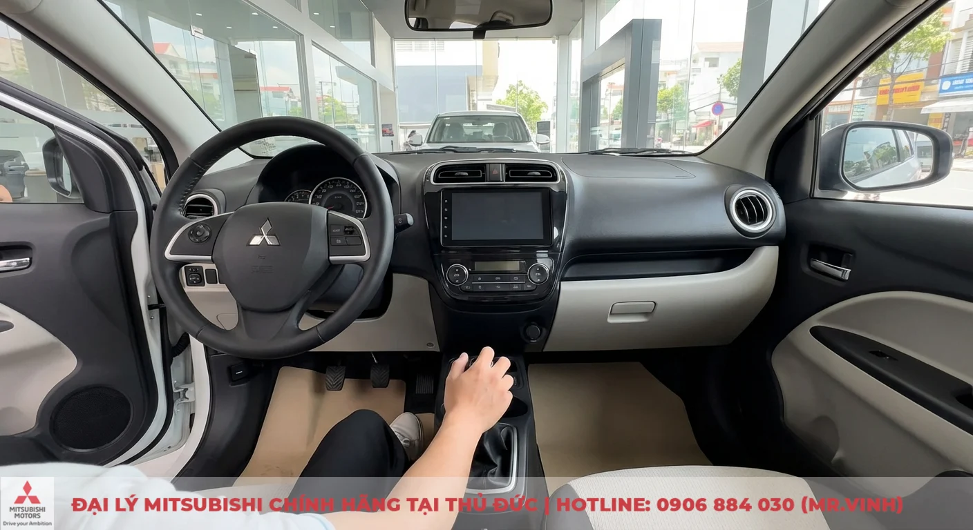 Mitsubishi Attrage MT 2026: Cập nhật giá, lăn bánh và trang bị mới 6 Khoang lái Mitsubishi Attrage MT 2026 với tay người lái trên cần số sàn, thể hiện ưu điểm lái chủ động
