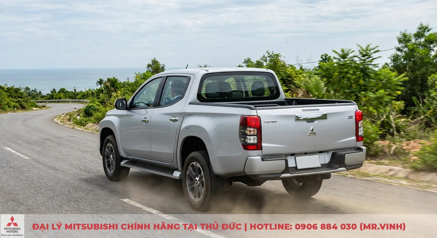 Mitsubishi Triton 2WD AT GLX 2026: Thông số, giá dự kiến, ngày ra mắt 1 Xe bán tải Mitsubishi Triton màu bạc đang di chuyển trên con đường ven biển uốn lượn, phía sau có bụi tung lên
