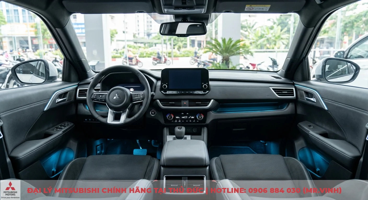 Khoang nội thất Mitsubishi Xforce 2026 tiện nghi với đ&egrave;n ambient light xanh, m&agrave;n h&igrave;nh, điều h&ograve;a tự động, cửa gi&oacute; h&agrave;ng ghế sau