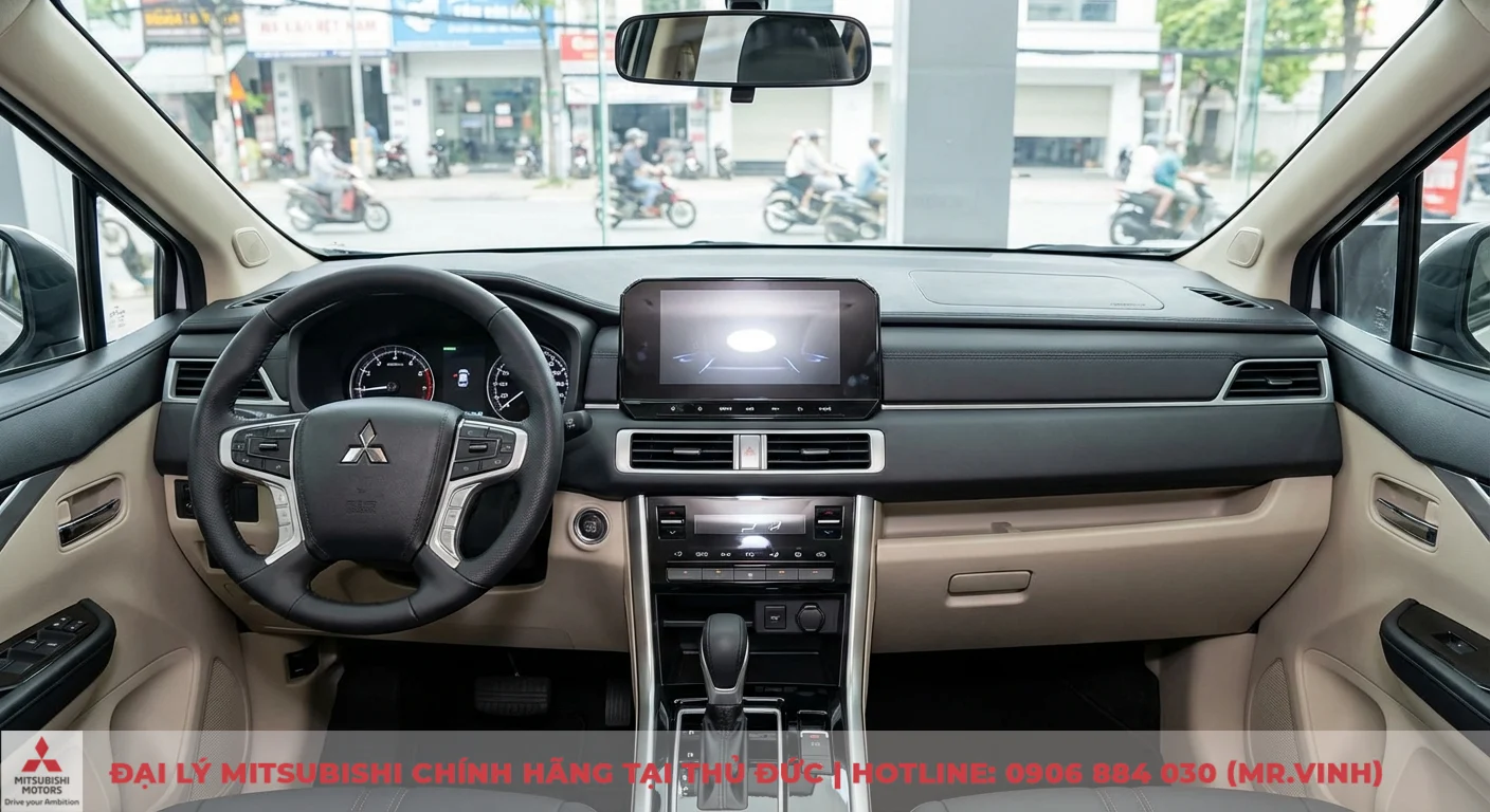 Nội thất Xpander 2026 hiện đại, tinh tế với khoang l&aacute;i c&ocirc;ng nghệ, v&ocirc; lăng đa chức năng, m&agrave;n h&igrave;nh giải tr&iacute; lớn