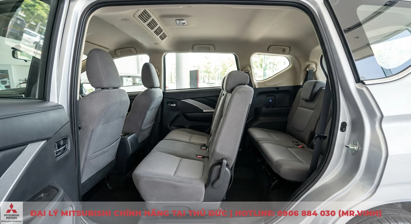 Kh&ocirc;ng gian nội thất Xpander 2026 rộng r&atilde;i với h&agrave;ng ghế thứ 2 v&agrave; 3 linh hoạt, tiện nghi, c&oacute; điều h&ograve;a v&agrave; cổng sạc