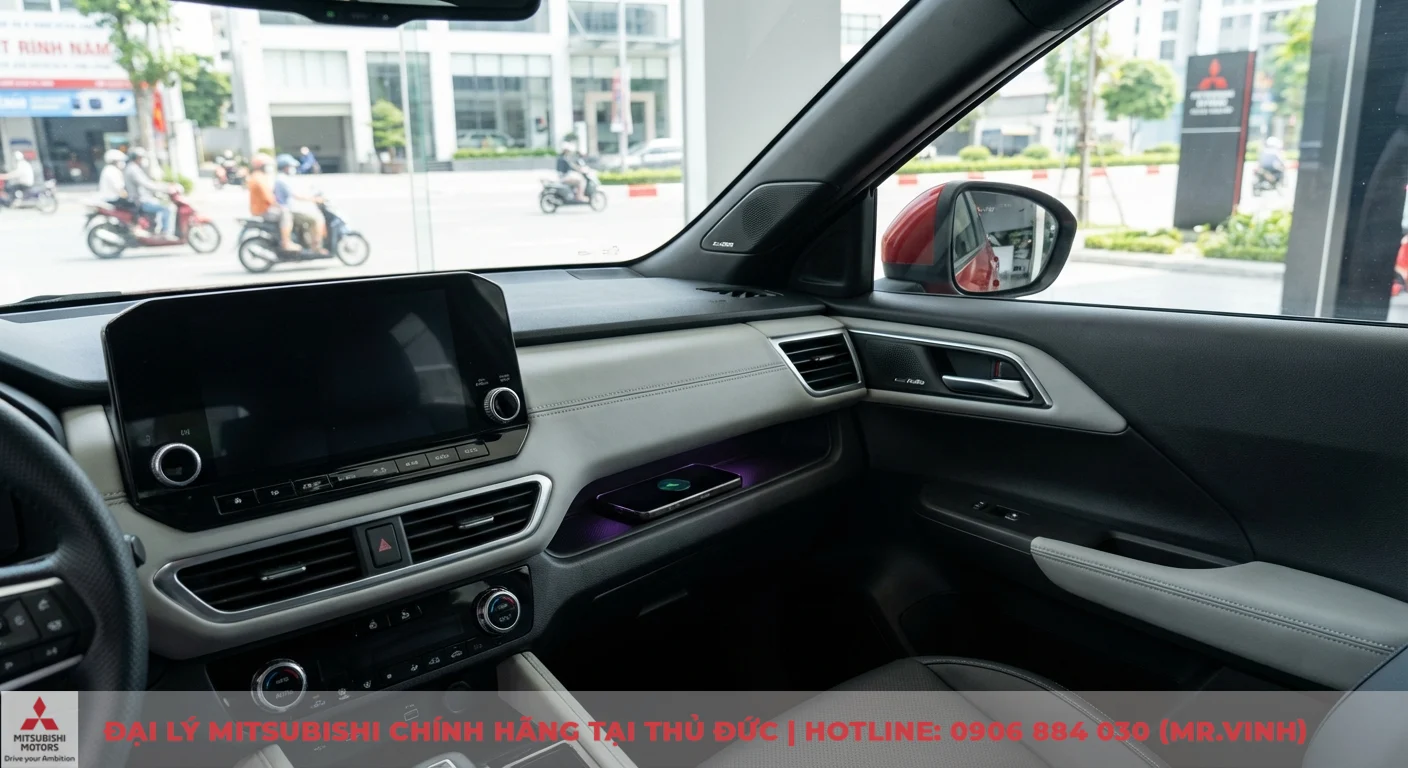 Nội thất Mitsubishi Xforce 2026 với m&agrave;n h&igrave;nh giải tr&iacute; lớn, sạc kh&ocirc;ng d&acirc;y v&agrave; điều h&ograve;a tự động, thể hiện c&ocirc;ng nghệ v&agrave; tiện nghi hiện đại