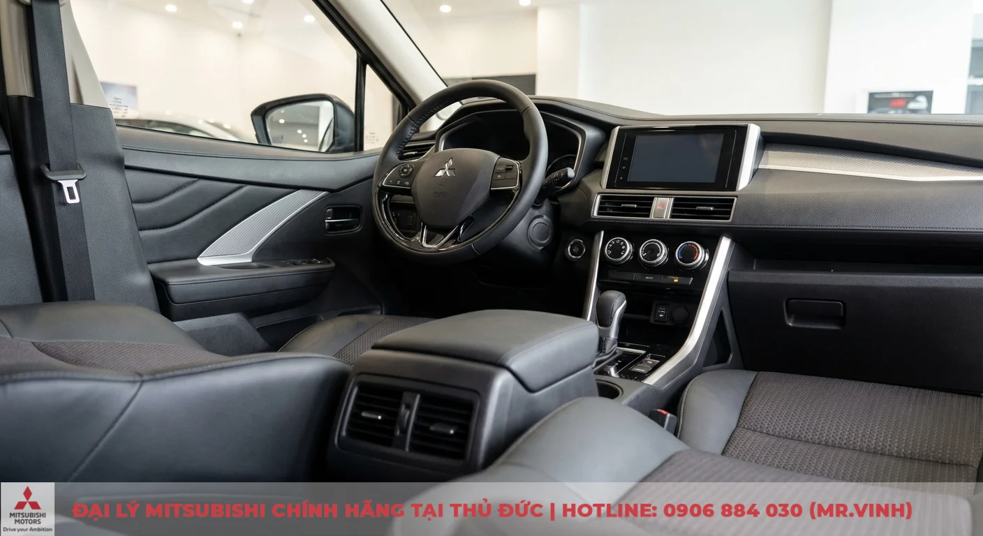 Nội thất xe hiện đại với v&ocirc; lăng bọc da, ghế ngồi cao cấp, hệ thống điều h&ograve;a v&agrave; cửa gi&oacute; sau tăng tiện nghi