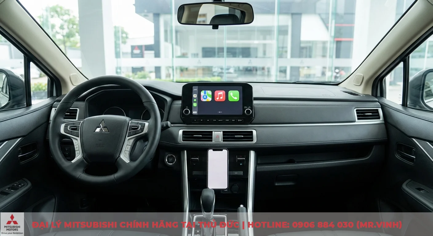Tiện nghi Destinator 2026: Khám phá chi tiết công nghệ tiên tiến 1 Khoang lái xe ô tô với vô lăng Mitsubishi, màn hình giải trí hiển thị Apple CarPlay và điện thoại thông minh được gắn kết nối