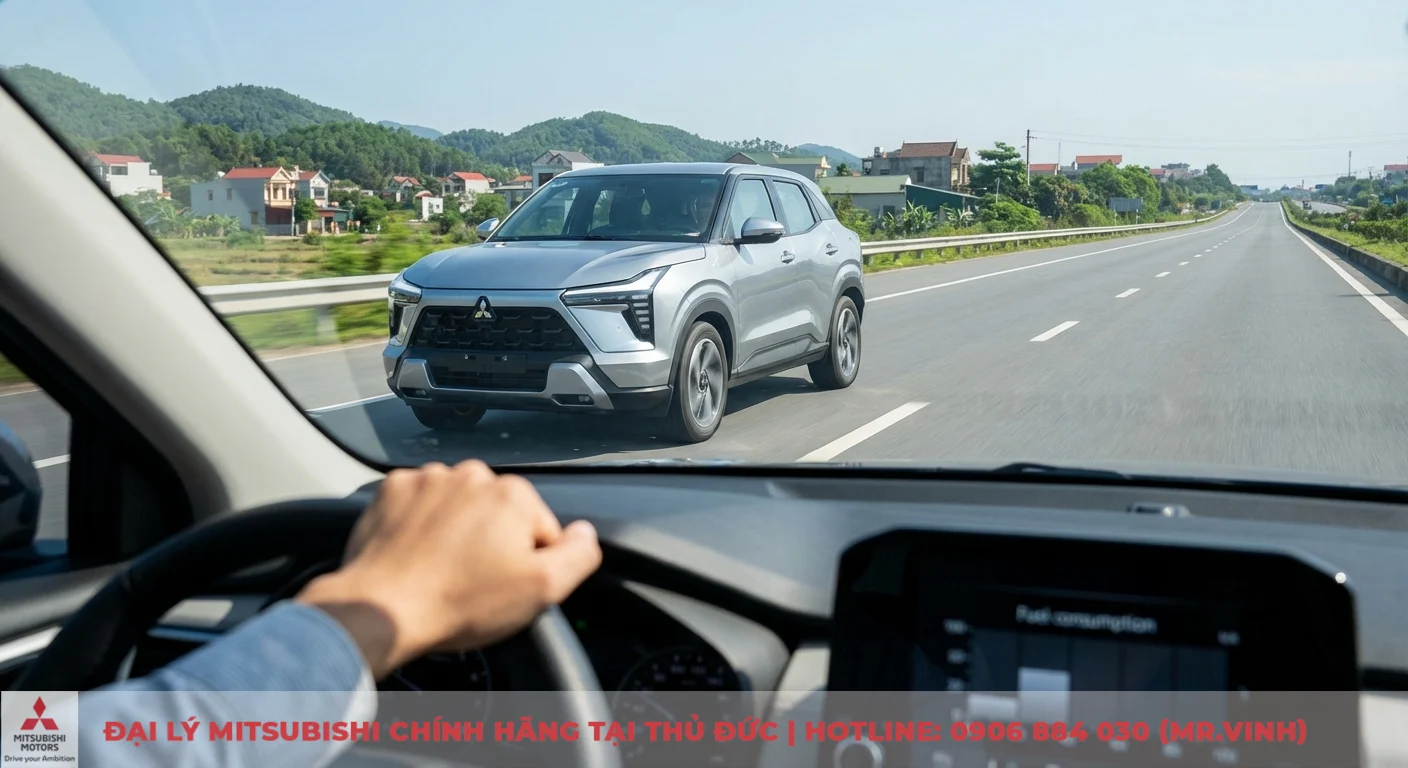 Mitsubishi Xforce 2026 m&agrave;u bạc di chuyển tr&ecirc;n đường trường, tối ưu h&oacute;a mức ti&ecirc;u hao nhi&ecirc;n liệu