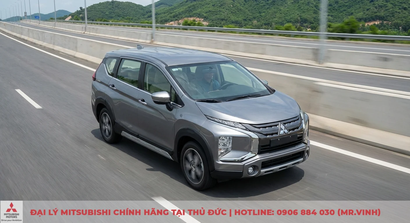 Vận hành Xpander Cross 2026: Cập nhật cảm giác lái và độ êm ái 2 Xpander Cross 2026 màu xám bạc di chuyển trên cao tốc, cảm giác lái đầm chắc và an toàn được nhấn mạnh