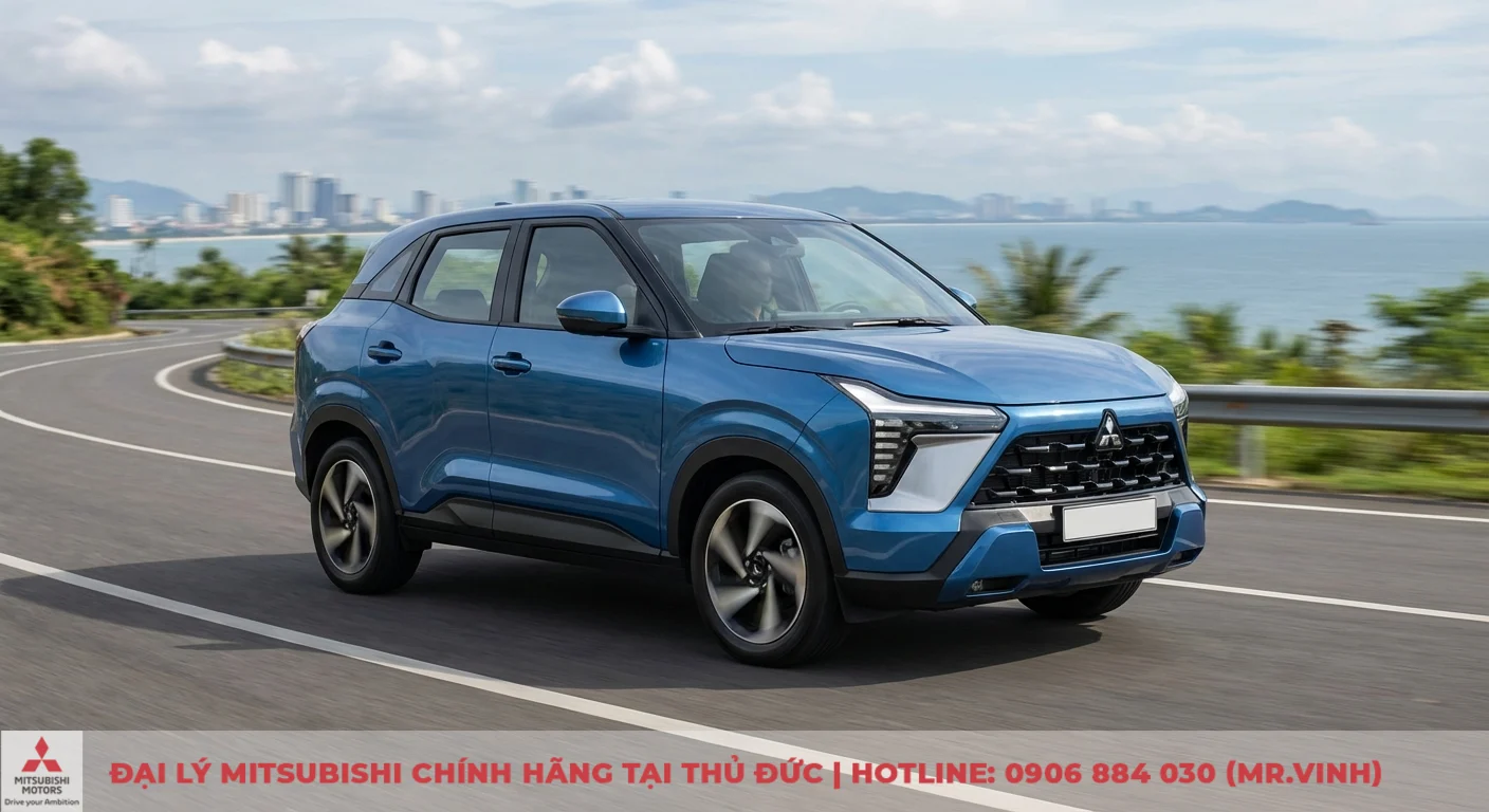 Mitsubishi Xforce 2026 m&agrave;u xanh chạy tr&ecirc;n đường ven biển, thể hiện hệ truyền động v&agrave; vận h&agrave;nh cải tiến đ&aacute;ng gi&aacute;