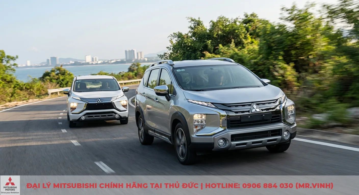 Xpander Cross 2026 và BR-V: So sánh chi tiết, xe nào đáng mua? 4 Mitsubishi Xpander Cross màu bạc và trắng vận hành mạnh mẽ trên đường ven biển, minh họa động cơ MIVEC hiệu quả