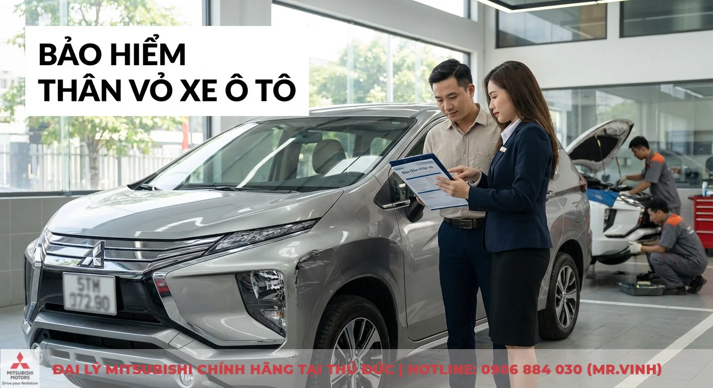 Bảo hiểm th&acirc;n vỏ cơ bản với người tư vấn đang so s&aacute;nh quyền lợi, phạm vi bồi thường v&agrave; c&aacute;c giới hạn tr&ecirc;n t&agrave;i liệu, tablet